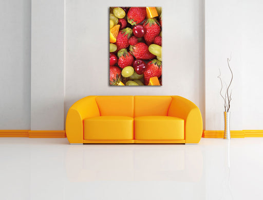 Früchtemix Erdbeeren Orangen Leinwandbild über Sofa