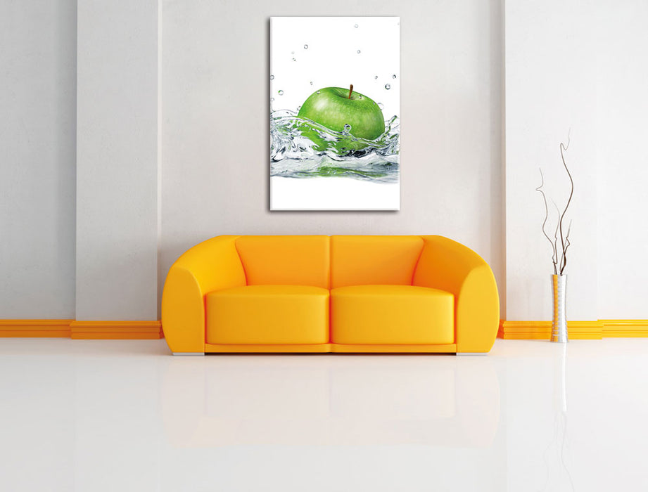 Grüner Apfel fällt ins Wasser Leinwandbild über Sofa