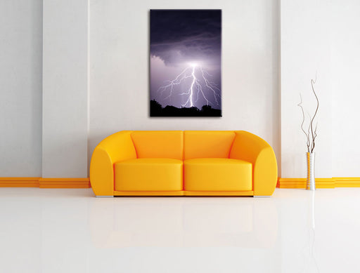 Einschlagender Blitz schwarz weiß Leinwandbild über Sofa