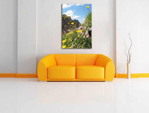 Blumenwiese im Frühling Leinwandbild über Sofa