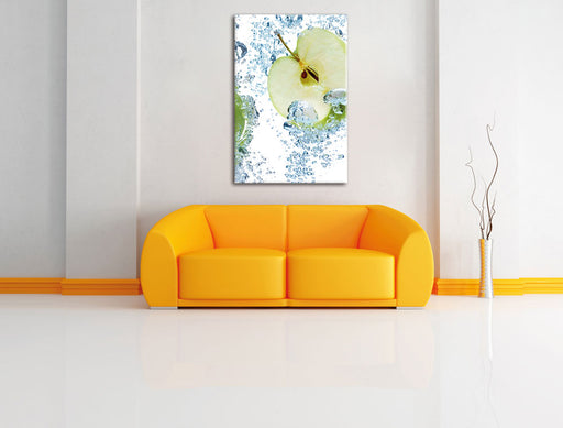 Frische Apfelscheiben im Wasser Leinwandbild über Sofa