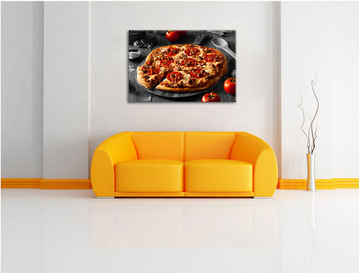 Salamipizza frisch aus dem Ofen Leinwandbild über Sofa