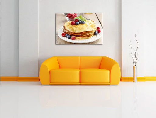 Süße Pfannkuchen mit Beeren Leinwandbild über Sofa