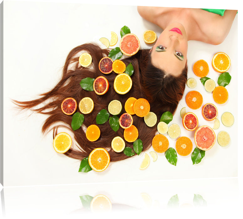 Pixxprint Hübsche Frau mit Obstscheiben, Leinwandbild