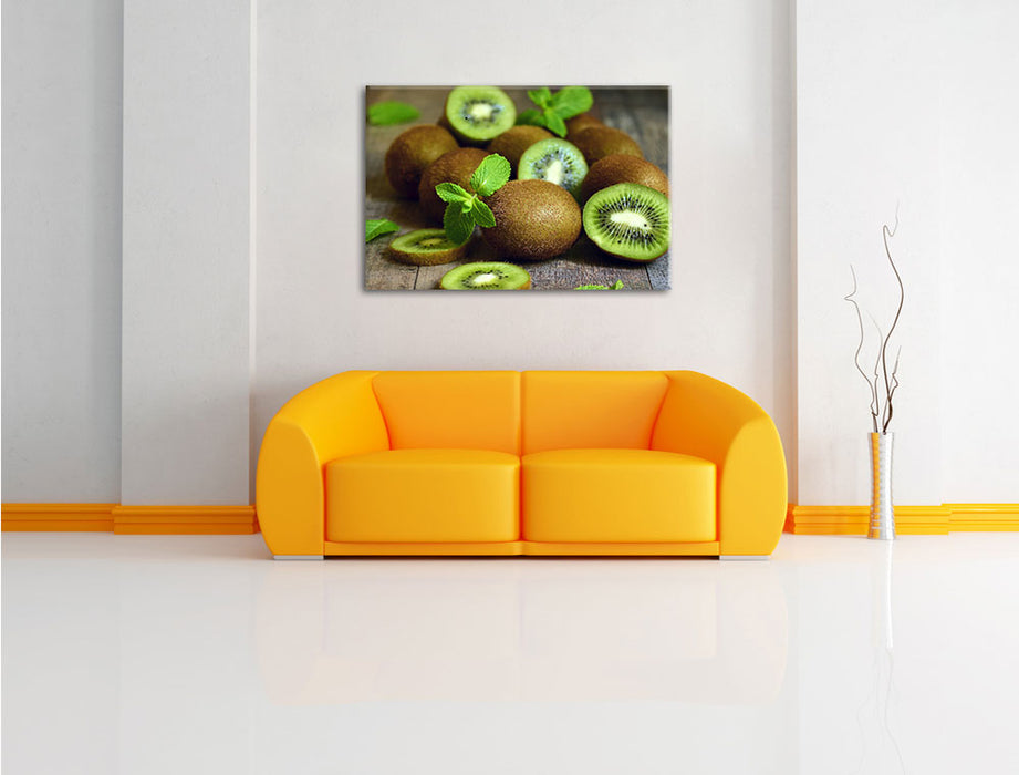 Kiwis auf Holztisch Leinwandbild über Sofa