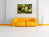 Kiwis auf Holztisch Leinwandbild über Sofa