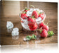Erdbeeren in Eiswürfeln Leinwandbild