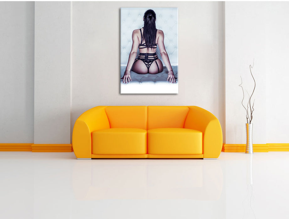 Brünette Frau in sexy Dessous Leinwandbild über Sofa