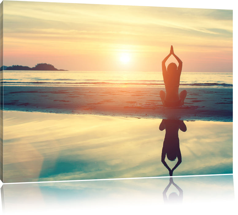 Frau in einer Yogapose am Strand Leinwandbild