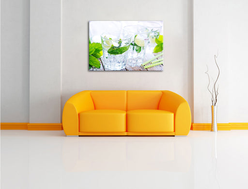 Mojito-Gläser mit Minze Leinwandbild über Sofa