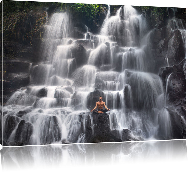 Yoga am Wasserfall in Bali Leinwandbild