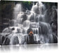 Yoga am Wasserfall in Bali Leinwandbild