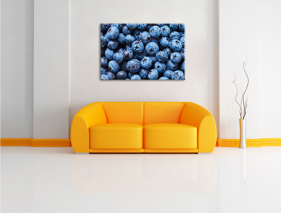 Blaubeeren mit Wassertropfen Leinwandbild über Sofa