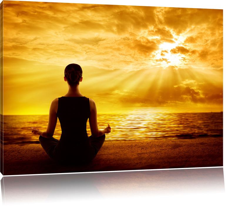 Pixxprint Frau meditiert am Strand, Leinwandbild