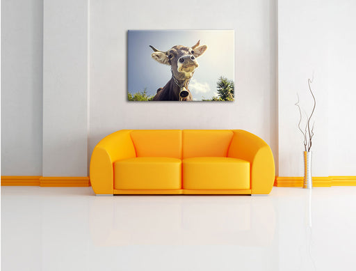 Lustiges Portrait einer Kuh Leinwandbild über Sofa