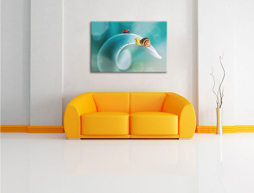 eine Schnecke und Marienkäfer Leinwandbild über Sofa