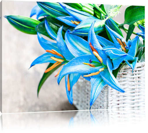 schöne blaue Blumen im Körbchen Leinwandbild