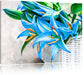 schöne blaue Blumen im Körbchen Leinwandbild