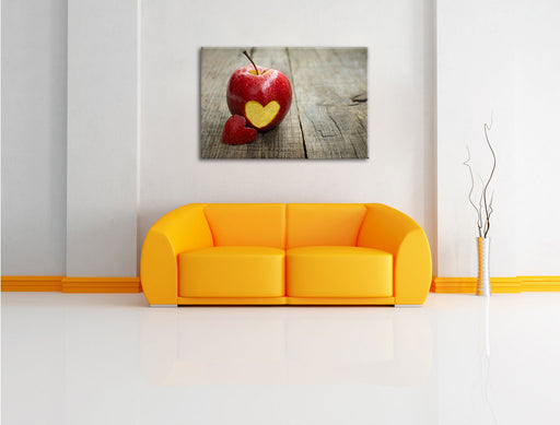Herzschnitzerei in Apfel Leinwandbild über Sofa