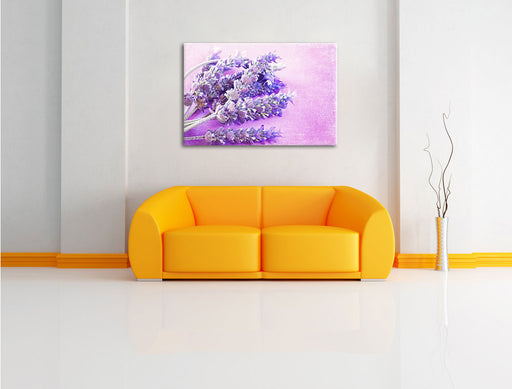 getrockneter Lavendel Leinwandbild über Sofa