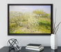 Claude Monet - Frühling Apfelbäume in der Blüte auf Leinwandbild gerahmt mit Kirschblüten