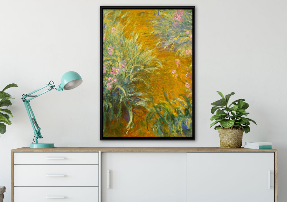 Claude Monet - Weg durch die Schwertlilien auf Leinwandbild gerahmt verschiedene Größen im Wohnzimmer