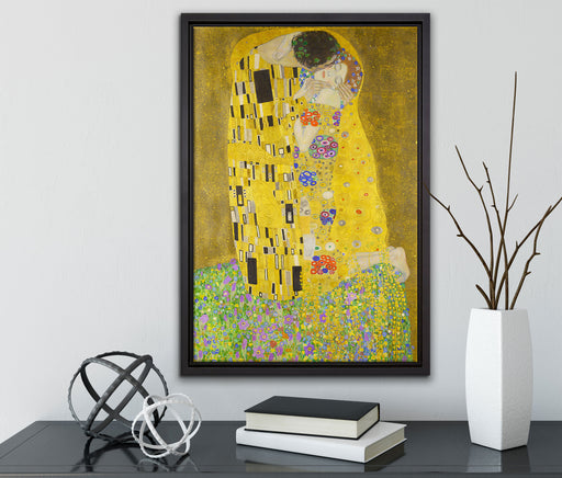 Gustav Klimt - Der Kuss auf Leinwandbild gerahmt mit Kirschblüten