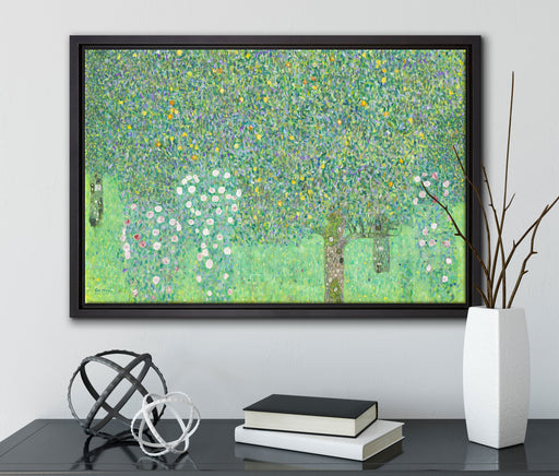 Gustav Klimt - Rosen unter Bäumen auf Leinwandbild gerahmt mit Kirschblüten