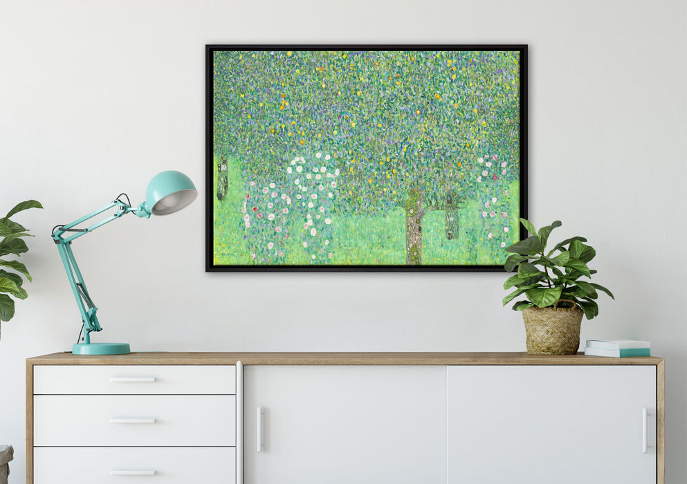 Gustav Klimt - Rosen unter Bäumen auf Leinwandbild gerahmt verschiedene Größen im Wohnzimmer