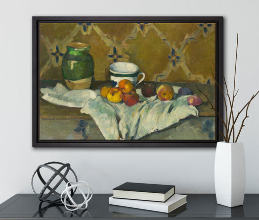 Paul Cézanne  - Stillleben mit Krug Tasse und Äpfel auf Leinwandbild gerahmt mit Kirschblüten