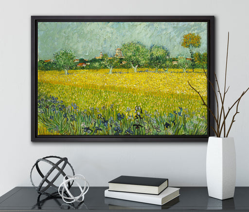 Vincent Van Gogh - Feld mit Blumen in der Nähe von Arle auf Leinwandbild gerahmt mit Kirschblüten