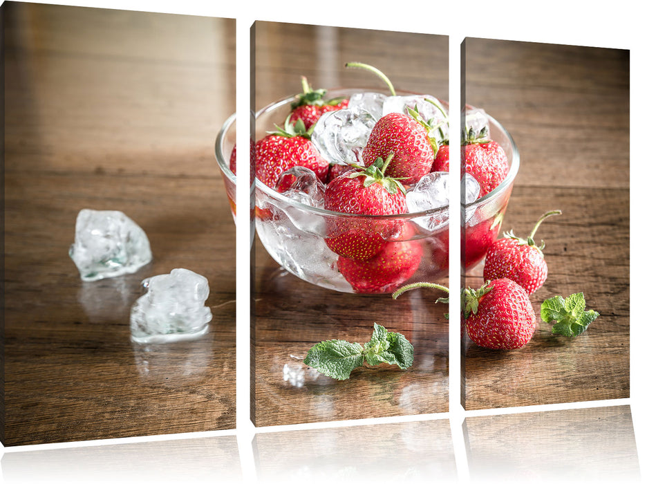 Erdbeeren in Eiswürfeln Leinwandbild 3 Teilig