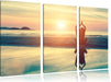 Frau in einer Yogapose am Strand Leinwandbild 3 Teilig
