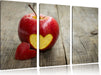 Herzschnitzerei in Apfel Leinwandbild 3 Teilig