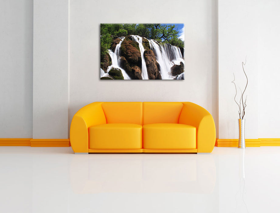 Wasserfall im Dschungel Leinwandbild über Sofa