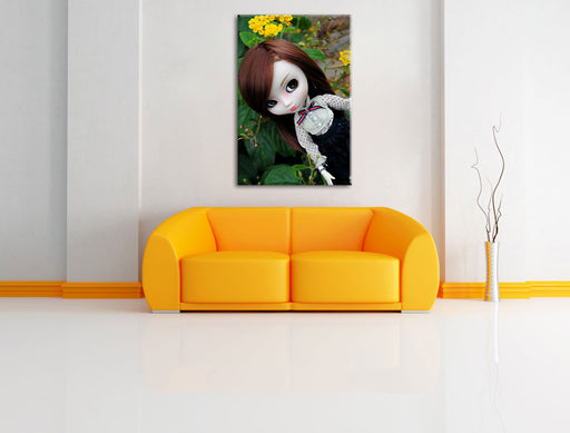 Püppchen im Blumenstrauch Leinwandbild über Sofa