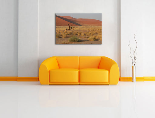 vertrockneter Baum in Wüste Leinwandbild über Sofa