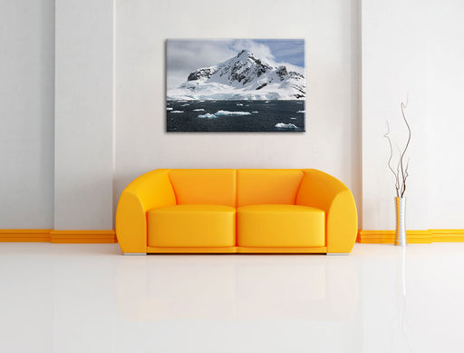 schneebedeckte Bergspitze Leinwandbild über Sofa