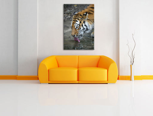 Tiger am Wasser Leinwandbild über Sofa