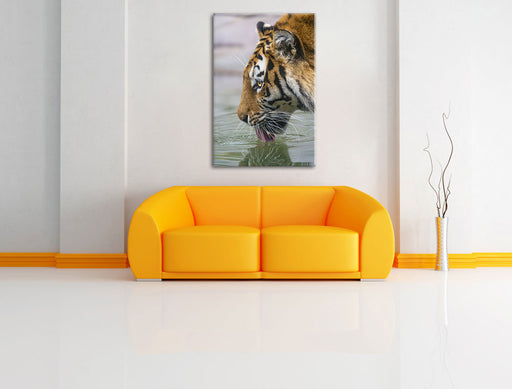 Tiger am Wasserloch Leinwandbild über Sofa