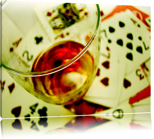 Glas Wein auf Spielkarten Leinwandbild