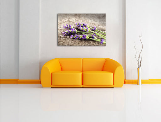 Liegender frischer Lavendel Leinwandbild über Sofa