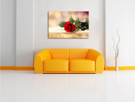 Rose auf Holztisch Leinwandbild über Sofa
