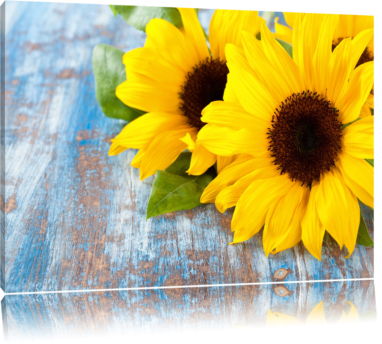 Sonnenblumen auf Holztisch Leinwandbild
