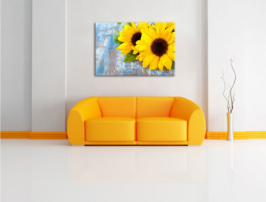 Sonnenblumen auf Holztisch Leinwandbild über Sofa