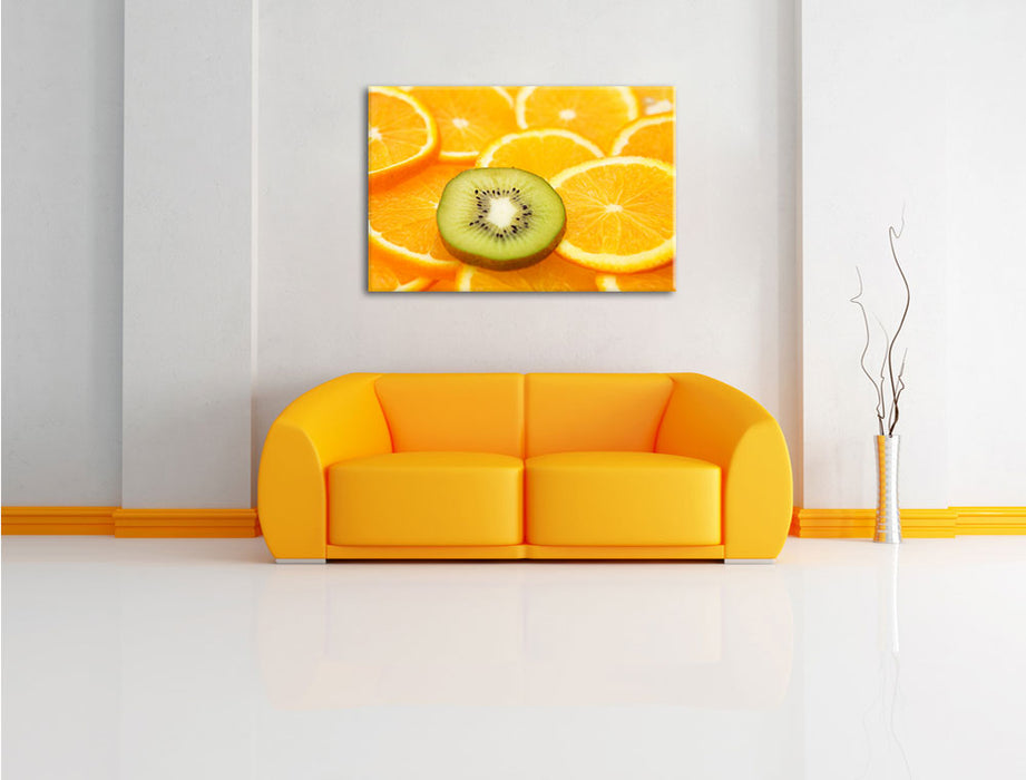 Kiwi verirrt in Orangenscheiben Leinwandbild über Sofa