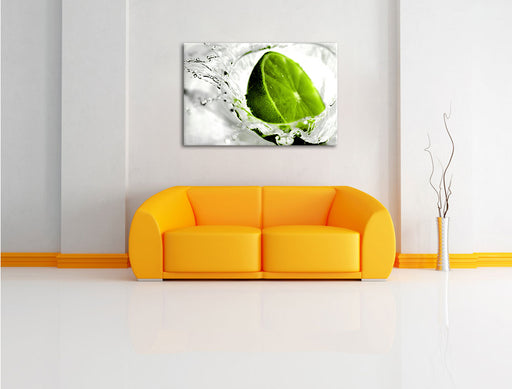 Limette fällt in Wasser Leinwandbild über Sofa
