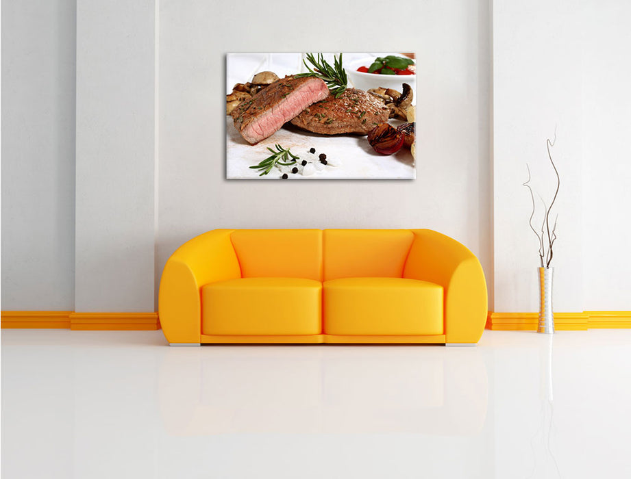 Saftiges Steak Medium Leinwandbild über Sofa