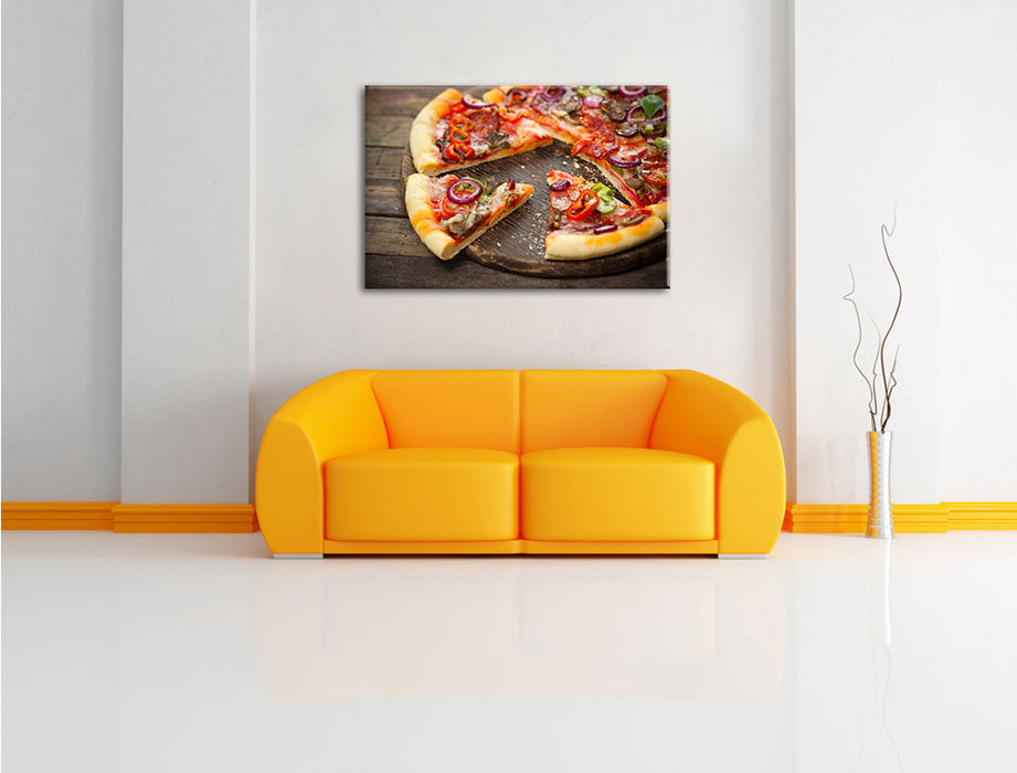 Leckere Pizza auf Holztisch Leinwandbild über Sofa