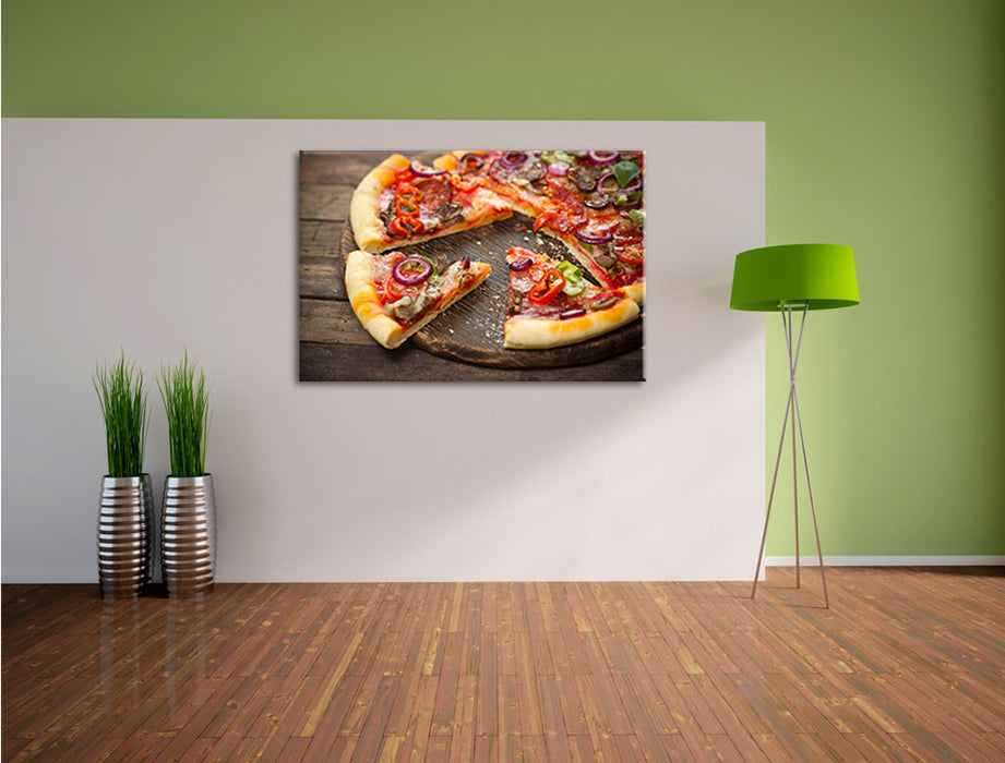 Leckere Pizza auf Holztisch Leinwandbild im Flur